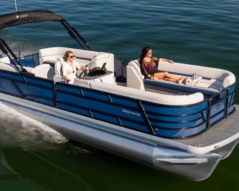 22' Tritoon Boat Rental with 150 HP Yamaha in Hayward