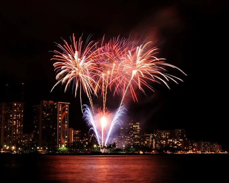 Sunset Dinner & Fireworks Cruise in Honolulu