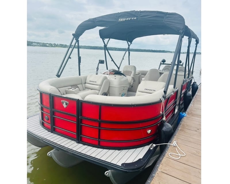 Cruise Cedar Creek Lake on a Tritoon Boat Rental