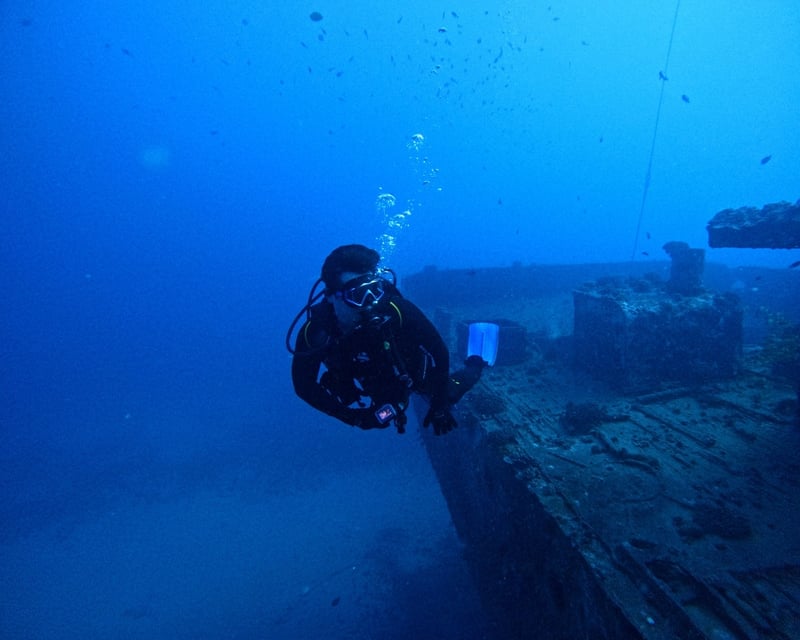 2-Tank Shipwreck & Reef Boat Dive in Honolulu