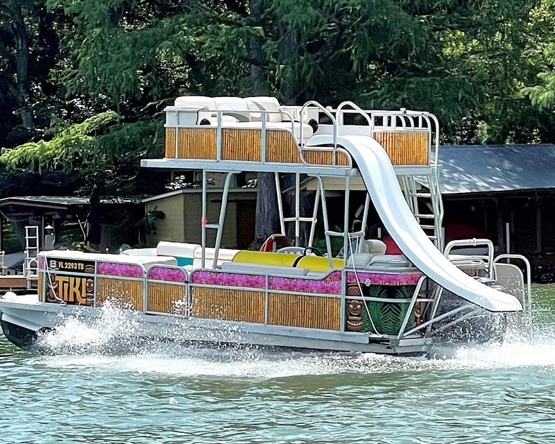 25' Tiki Pontoon Rental on Lake Travis