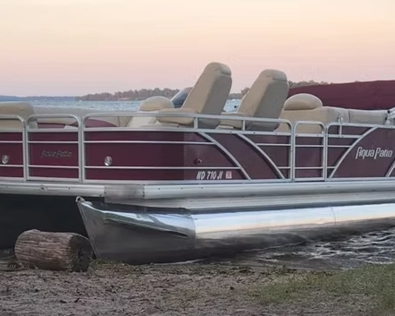 22' Pontoon Boat Rental in Brainerd Lakes