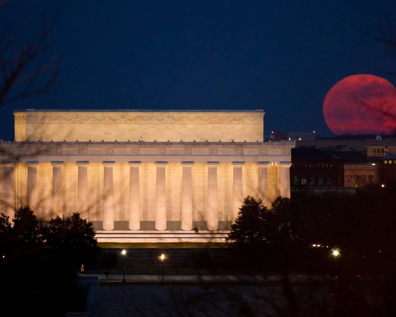 Private Night Memorials Walking Tour in Washington DC