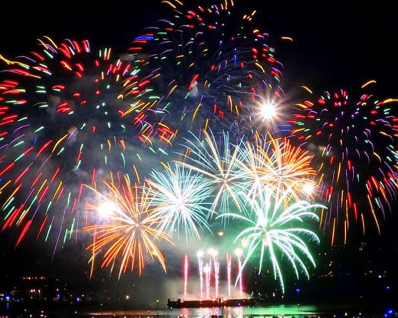 Drive a 2-Hour Chicago River Fireworks Pontoon Rental