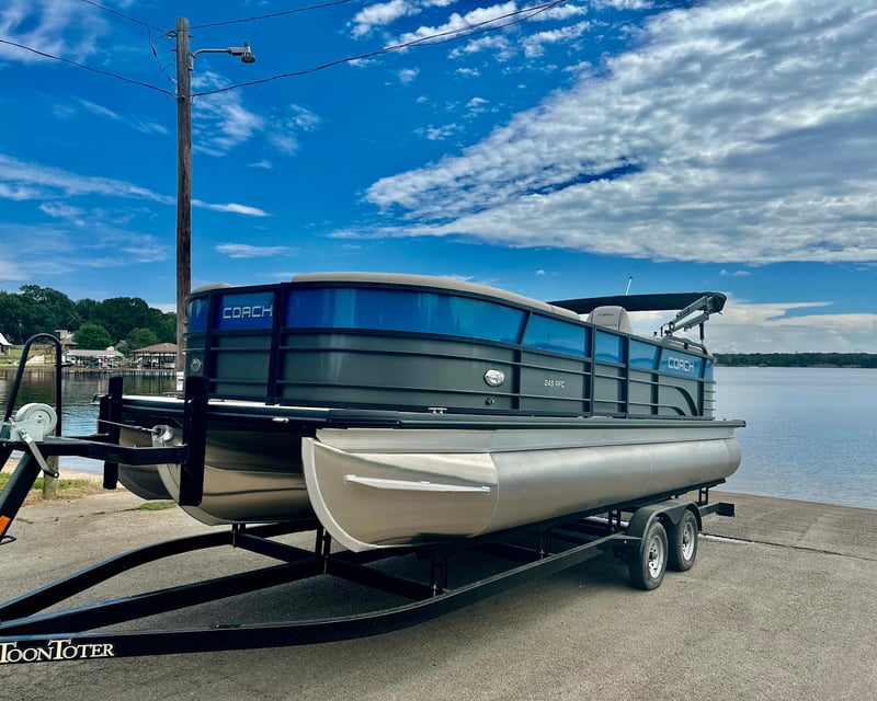 Cruise Cedar Creek Lake on a 150HP Boat Rental