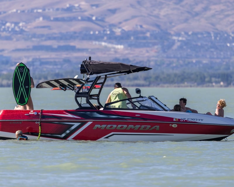 21' Surf Boat Rental in Saratoga Springs