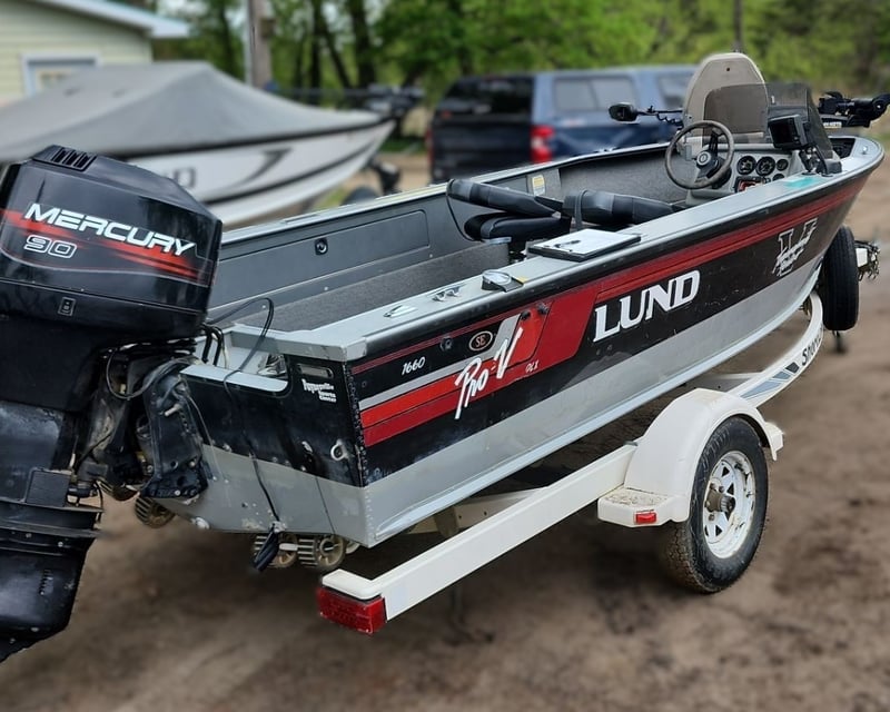Battle Lake 17' Fishing Boat Rental