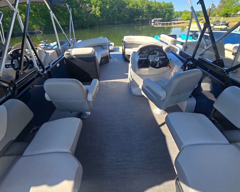 Tritoon Boat Rental with 150 HP Motor in Spotsylvania
