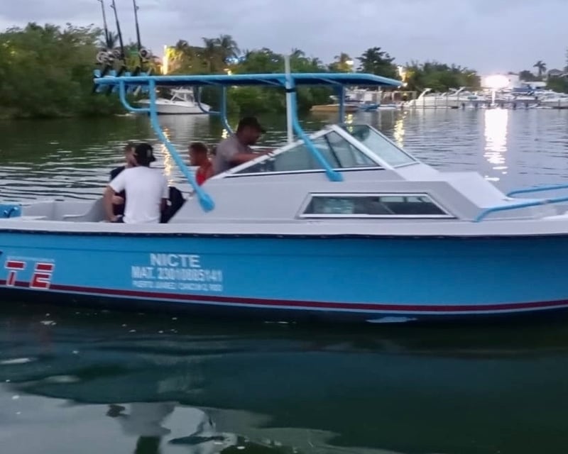 Cancún Fishing Charter Aboard a 28' Wellcraft