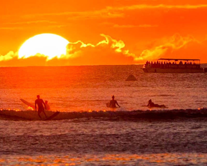 Cruise Oahu’s Coast on a 1.5-Hour Sunset Tour