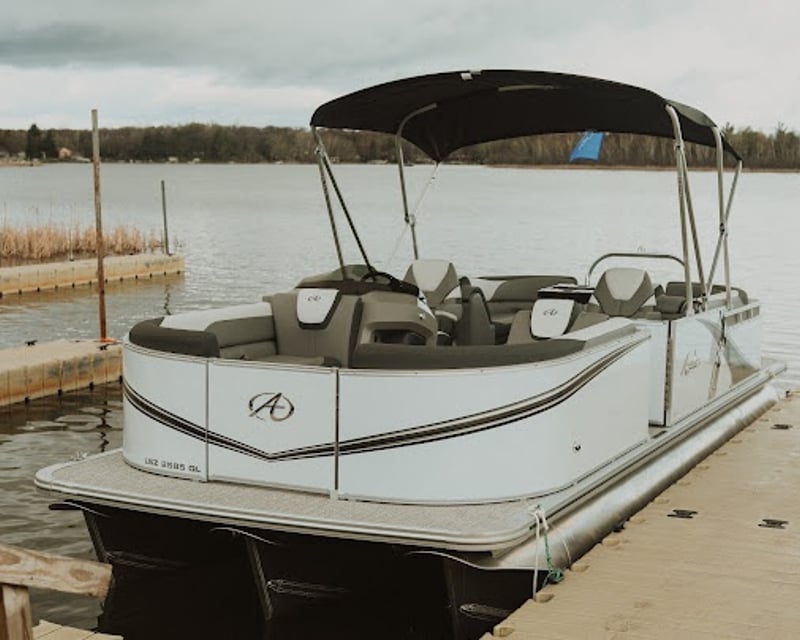 25' Tritoon Rental on Pelican Lake with Fuel Included