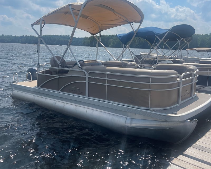 Pontoon Boat Rental on Swinging Bridge Reservoir