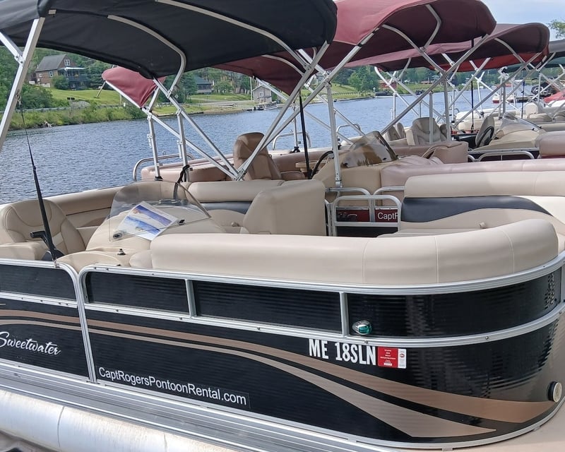 20' Pontoon Boat Rental in Rockwood