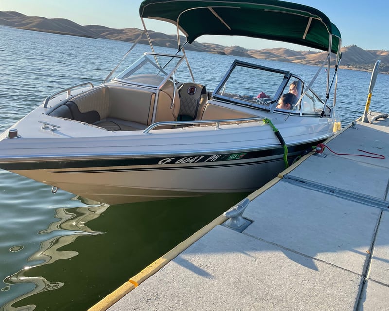 19' Ski Boat Rental with Lake Delivery Near Fresno
