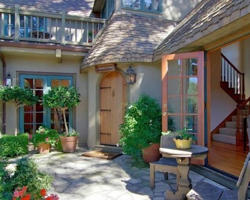 Carmel-by-the-Sea Walking Tour with Local Guides