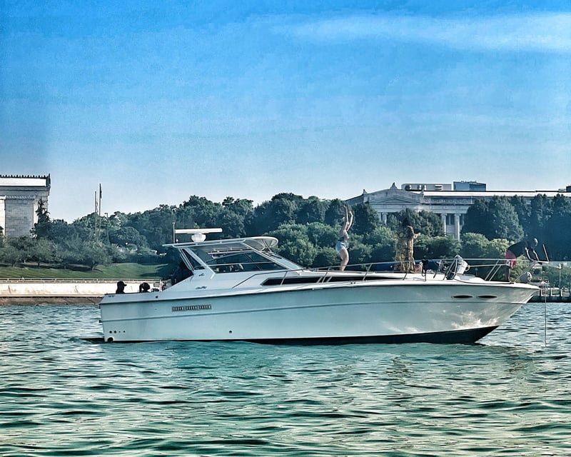 Private 40' Motor Yacht Rental in Chicago
