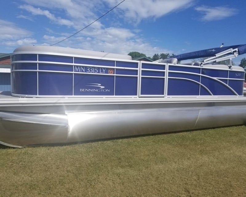 22' Pontoon Rental in Battle Lake