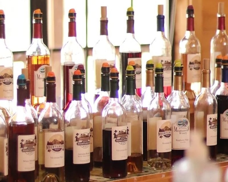 5-Stop Smoky Mountain Spirits Tasting Tour in Pigeon Forge