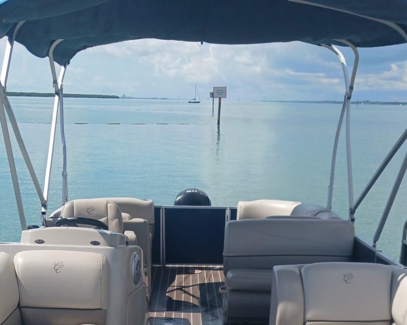 23' Pontoon Boat Rental in Fort Pierce