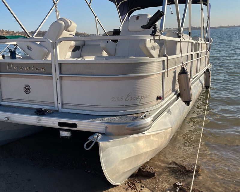 Pickup Pontoon Boat Rental in Fresno