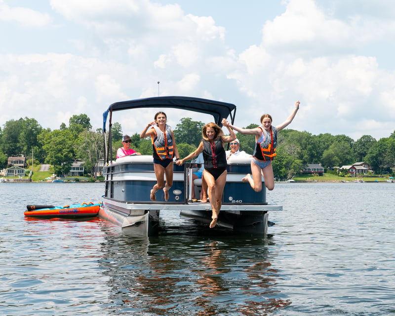Cruise Lake Lillinonah on a 1-Hour Pontoon Charter