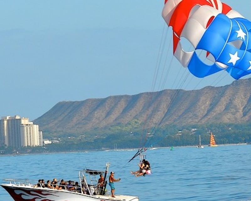 Parasail & Snorkel Catamaran Combo in Honolulu