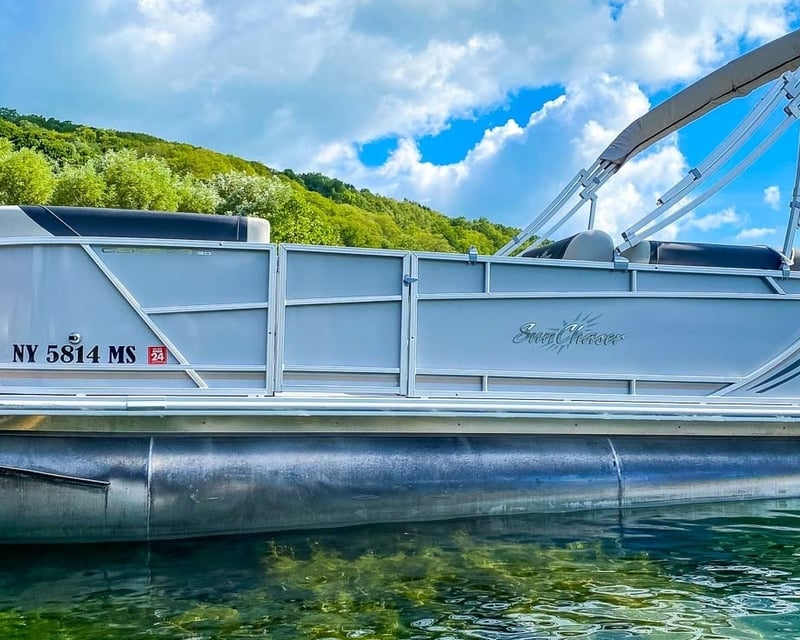 21' Pontoon Boat Rental in Hammondsport