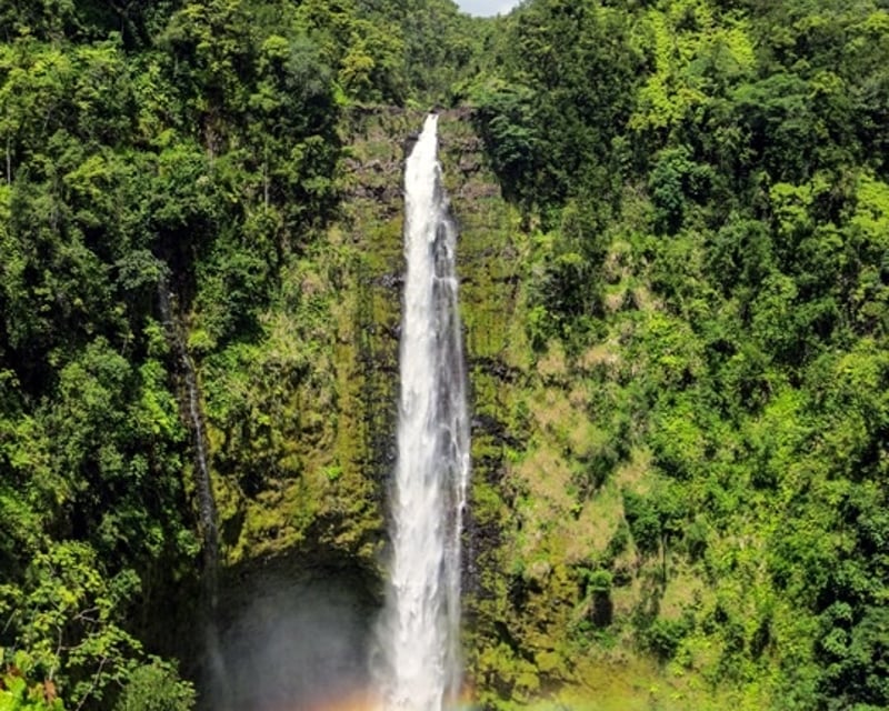 ʻAkaka Falls & Volcanoes National Park Tour from Hilo