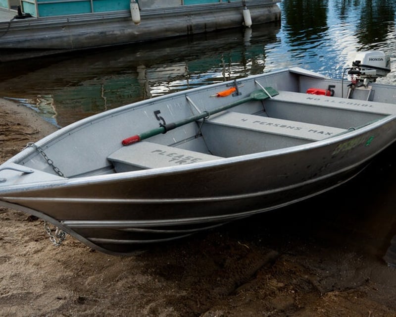 12' Motorboat Rental on Lake Hemet