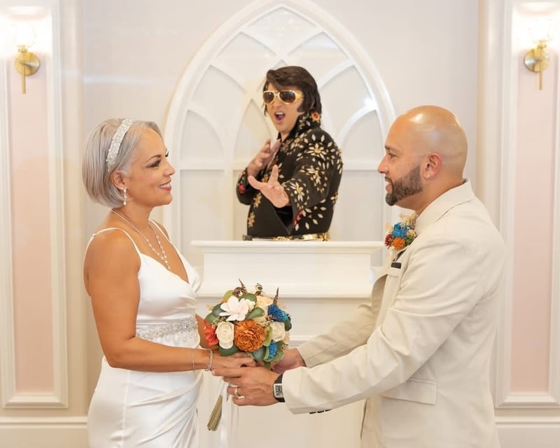 Elvis Wedding Ceremony & Limo Ride in Las Vegas