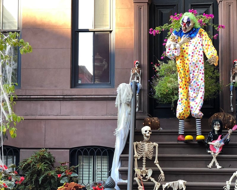 Halloween Displays E-Bike Tour in New York City
