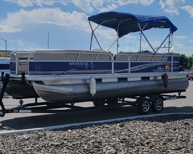 24' Pontoon Boat Rental in Tri-Cities, WA