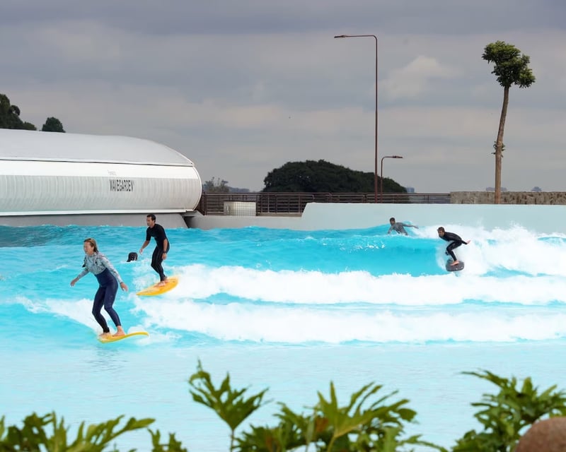 Beginner Wave Pool Surf Session at DSRT Surf