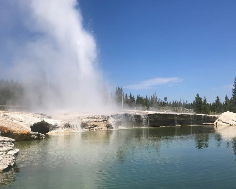 Yellowstone Lake Geyser Basin Guided Kayak Tour
