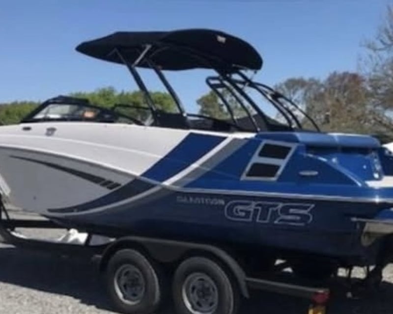 24' Deck Boat Rental in Leland