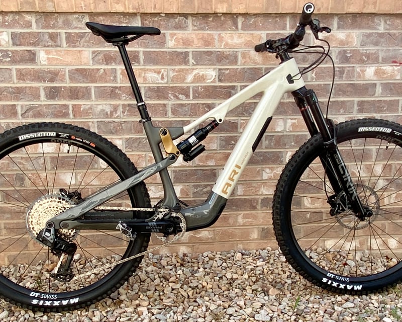 Large Carbon Electric Mountain Bike Rental in Moab