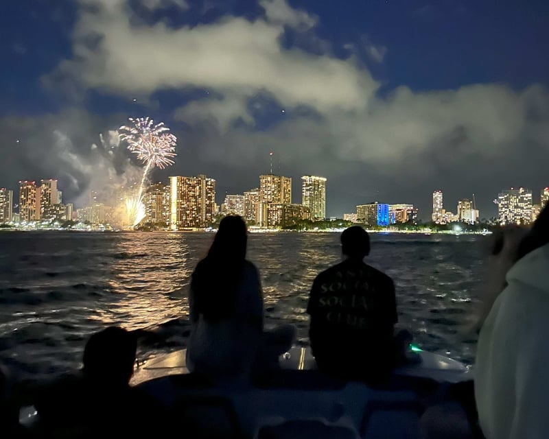 Private BYOB Boat for Waikiki Friday Fireworks