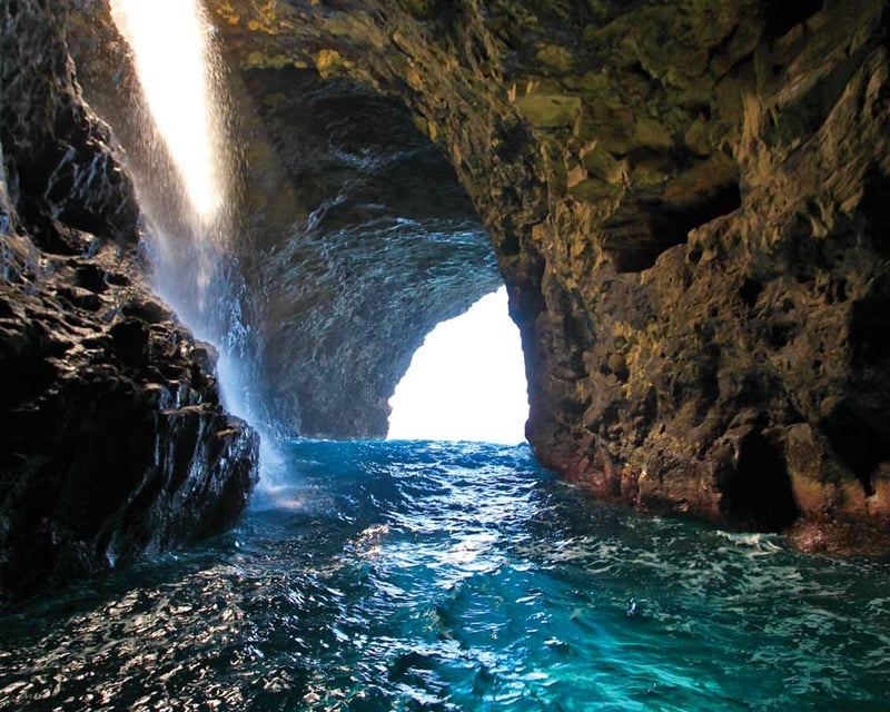 Explore Nā Pali Coast Sea Caves by Raft in Kauaʻi