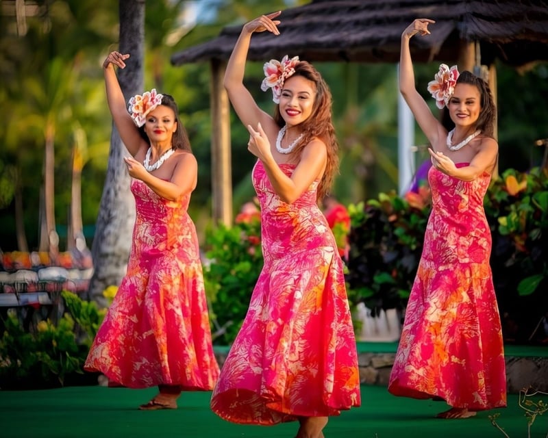 Waikiki Luau with Polynesian Fire Knife Show