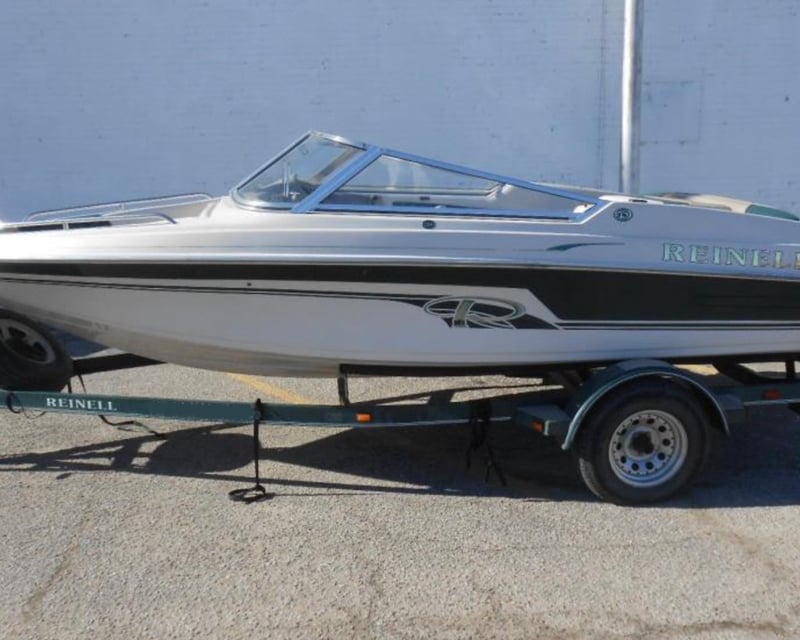 19' Ski Boat Rental for Tubing & Wakeboarding from Fresno