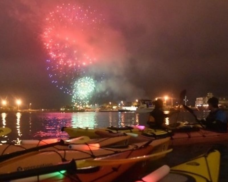 Paddle a 3-Hour Chicago Fireworks Kayak Tour