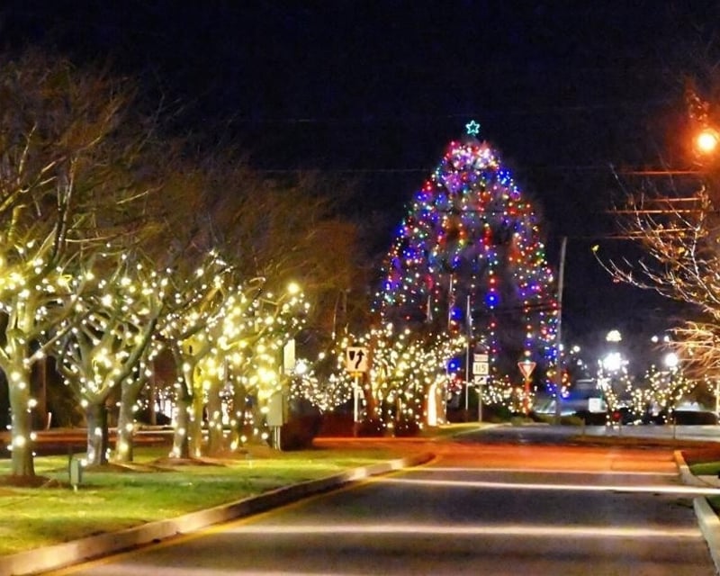 Christmas Lights Bus Tour in Charles Town & Harpers Ferry