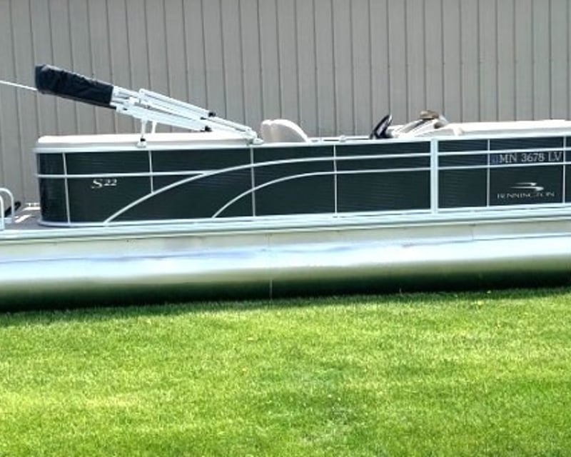 Battle Lake 22' Pontoon Rental