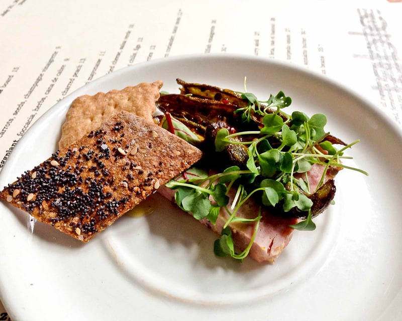 Downtown Asheville Food Tour with 5 Restaurants & Drinks